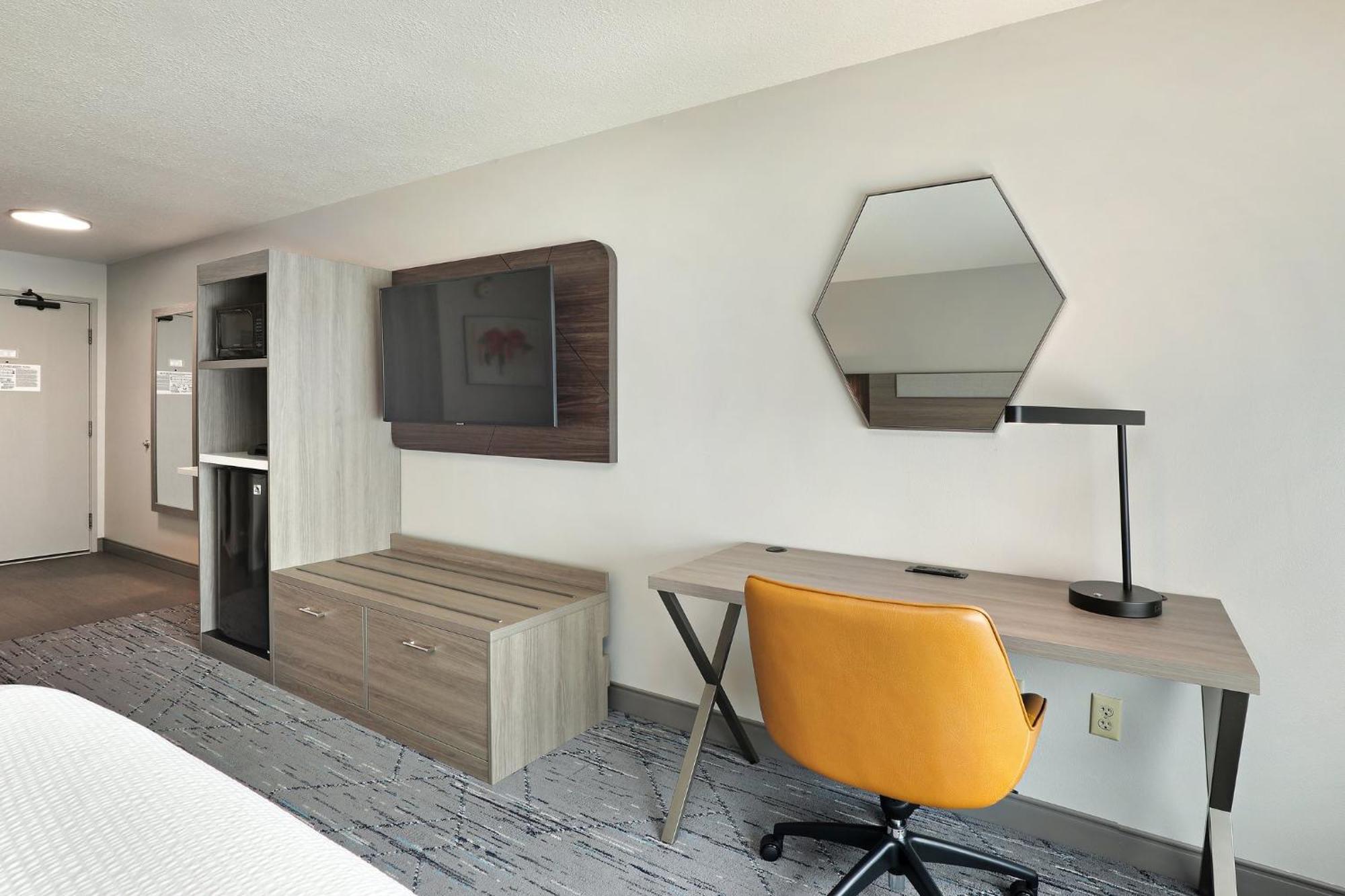 Hotel Express & Milwaukee-new Berlin By Ihg